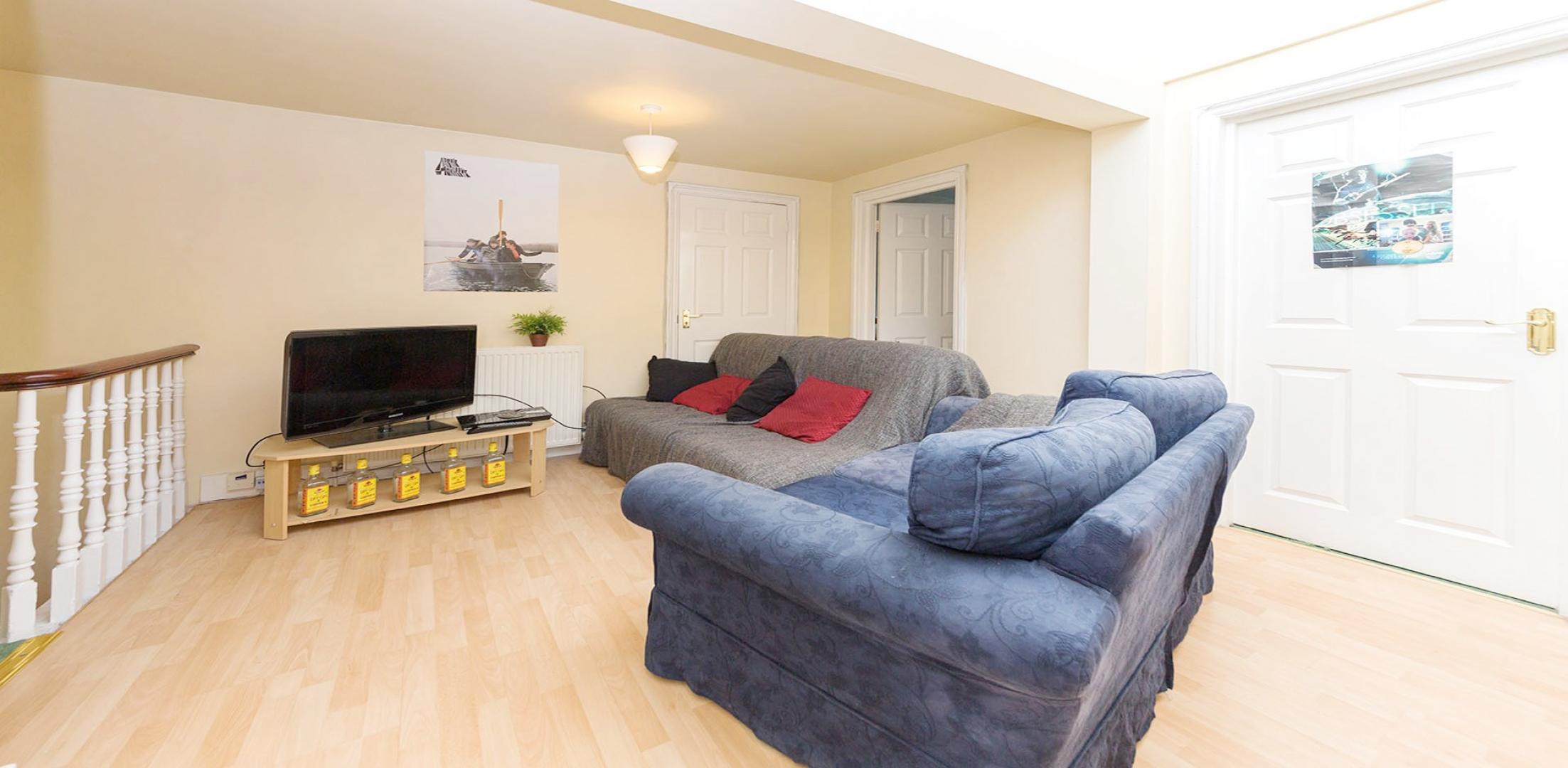 			UNDER OFFER , 3 Bedroom, 1 bath, 1 reception Flat			 Woodchurch Road, WEST HAMPSTEAD